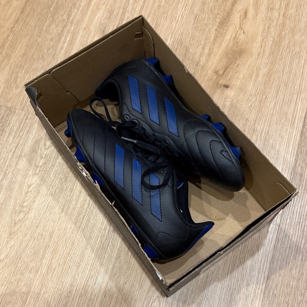 Adidas Soccer Cleats - Picture 2 of 4
